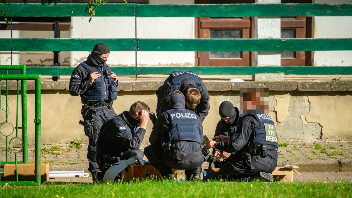 Das Verbot der rechtsextremistischen „Artgemeinschaft“ hat am Mittwoch auch in Thüringen einen Großeinsatz der Polizei ausgelöst.