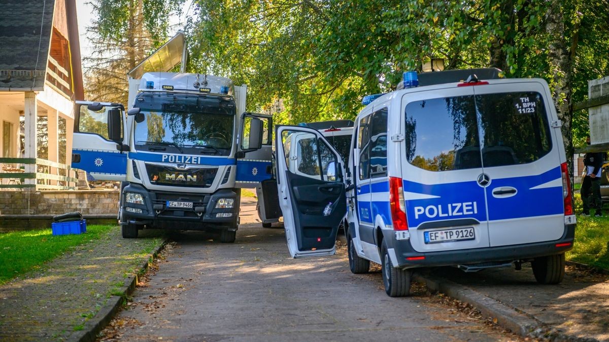 Das Verbot der rechtsextremistischen „Artgemeinschaft“ hat am Mittwoch auch in Thüringen einen Großeinsatz der Polizei ausgelöst.