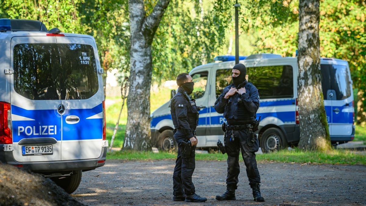 Das Verbot der rechtsextremistischen „Artgemeinschaft“ hat am Mittwoch auch in Thüringen einen Großeinsatz der Polizei ausgelöst.