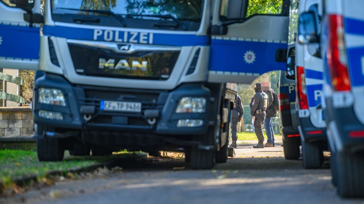 Das Verbot der rechtsextremistischen „Artgemeinschaft“ hat am Mittwoch auch in Thüringen einen Großeinsatz der Polizei ausgelöst.