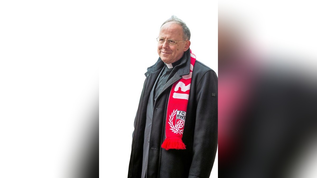 Bischof Ulrich Neymeyr ist Gast beim Thüringen-Derby am Sonntag. Seit 2017 ist er Ehrenmitglied beim FC Rot-Weiß.