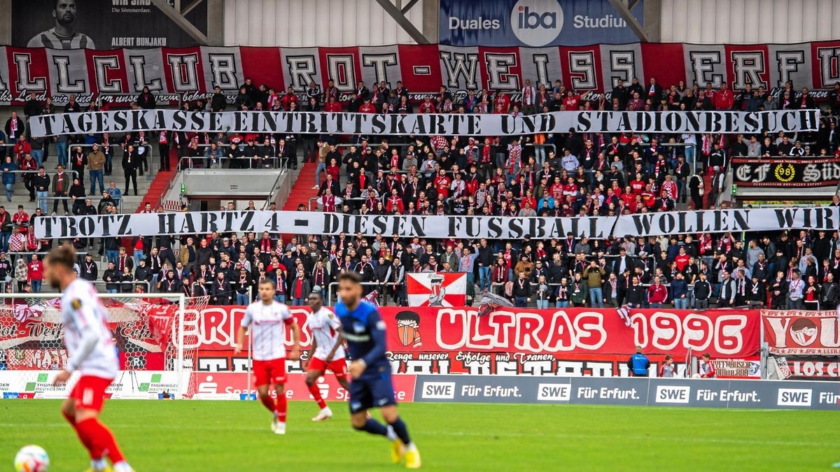 Protestplakate waren vorige Saison im Steigerwaldstadion zu sehen. 