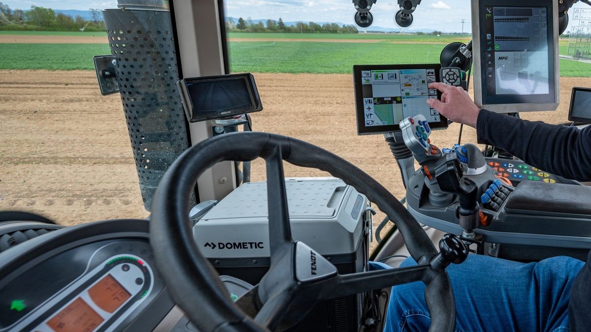 Moderne Landwirte verwenden eine Menge hochwertige Technik in ihren Landmaschinen (Symbolbild).