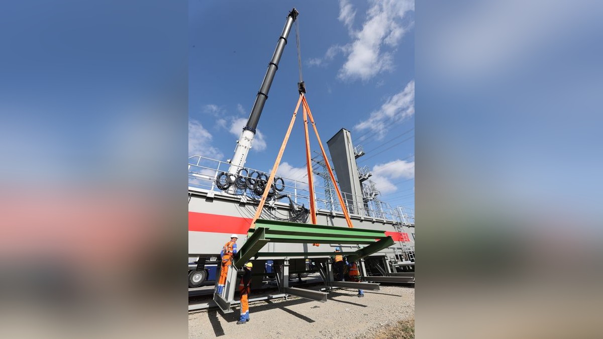 Damit können am Standort künftig noch mehr Güter schneller, effizienter und leiser von der Straße auf die umweltfreundliche Schiene und umgekehrt verladen werden. 