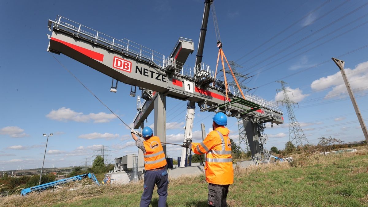 Der neue Kran überspannt mit seinen 44 Metern drei Umschlaggleise und zwei Fahrspuren. 