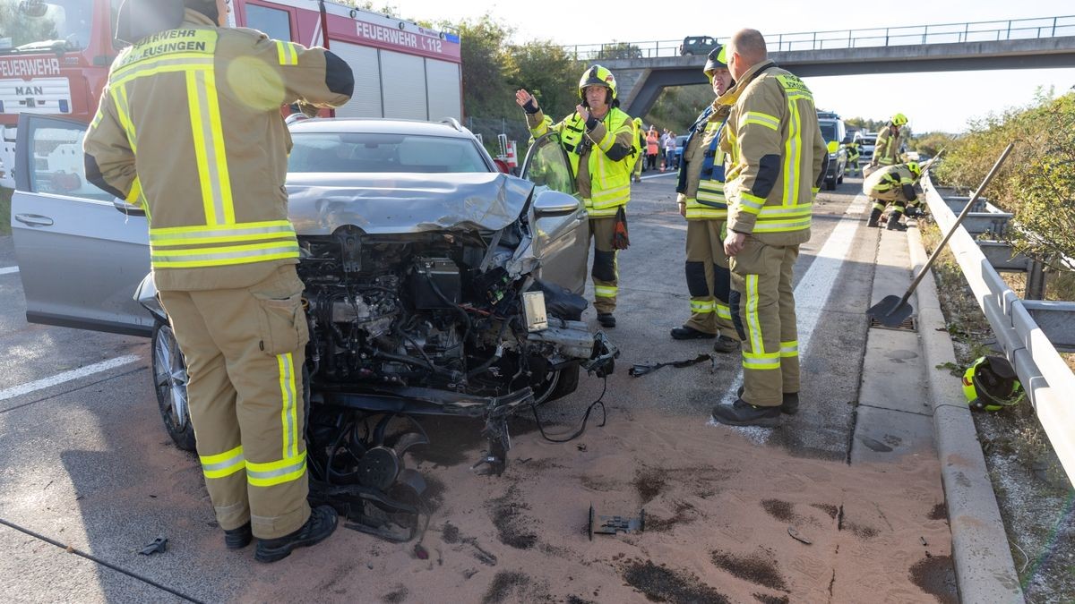 Insgesamt wurden bei dem Unfall sieben Personen verletzt, zwei Erwachsene in dem Auto und zwei Erwachsene, sowie drei Kinder in dem Kleintransporter. 