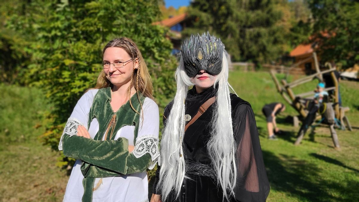 Kirsi und Katrin kommen aus Jena und genossen den ersten Tolkien-Tag in der Stadt.  