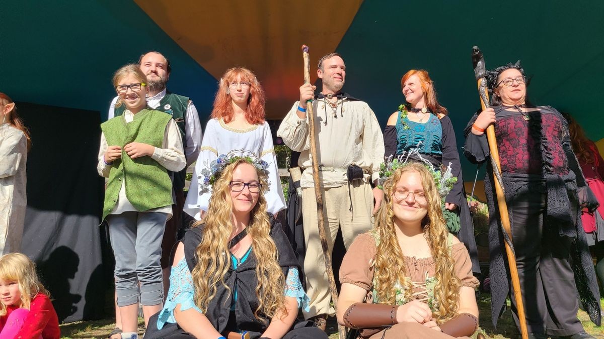 Der erste Thüringer Tolkien-Tag zog am Samstag Hunderte Fantasy-Fans aus ganz Deutschland auf das Festgelände der Papiermühle in Jena.