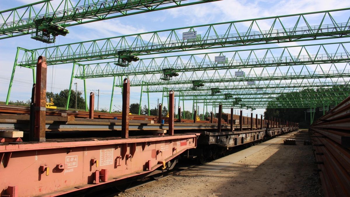 Auf solchen Waggons werden die fertig konfektionierten Schienen zur jeweiligen Baustelle transportiert.