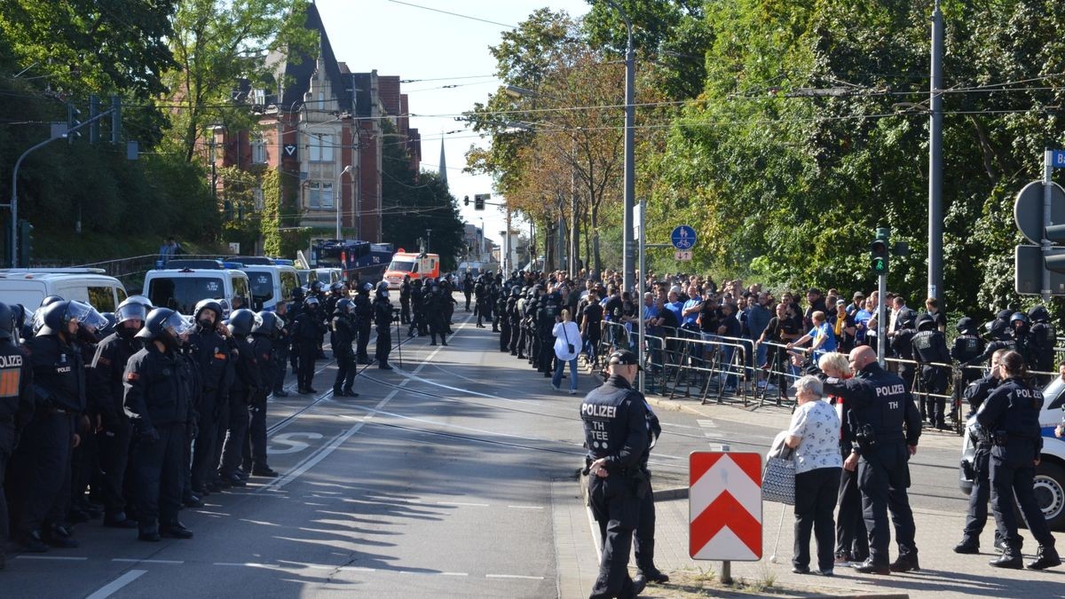 Sie wurden von der Polizei in die Schillerstraße geleitet und mit Shuttle-Bussen zum Steigerwaldstadion gebracht. 