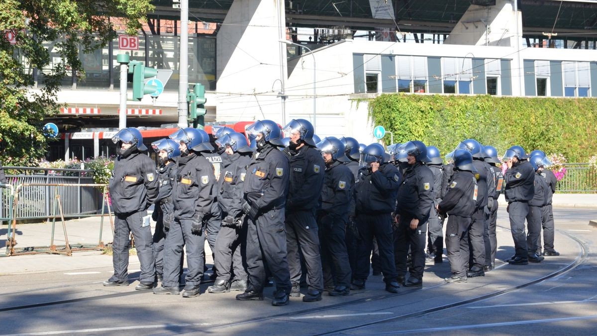 Die Jena-Fans kündigten sich mit drei Böllerwürfen an. 