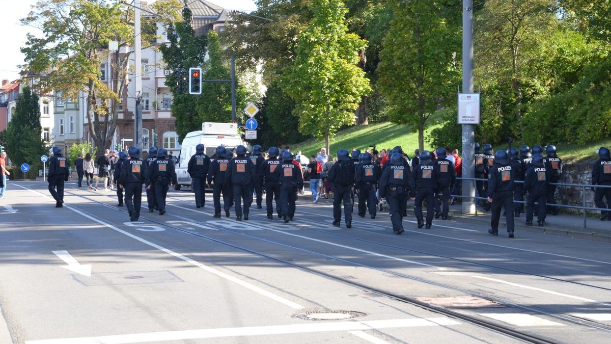 Die Züge aus Richtung Jena trafen mit halbstündiger Verspätung kurz vor 13 Uhr ein. 