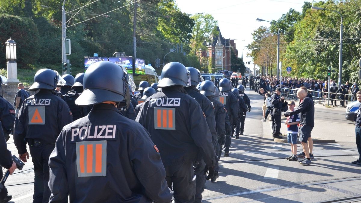 Die mit dem Zug anreisenden Erfurt-Fans wurden zu Fuß über die Windthorststraße auf den Weg geschickt.