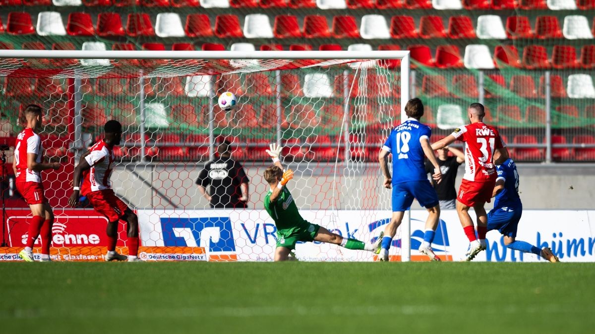 Joel Richter (FC Carl Zeiss Jena) erzielt in dieser Szene den 1:0-Treffer für Jena. 