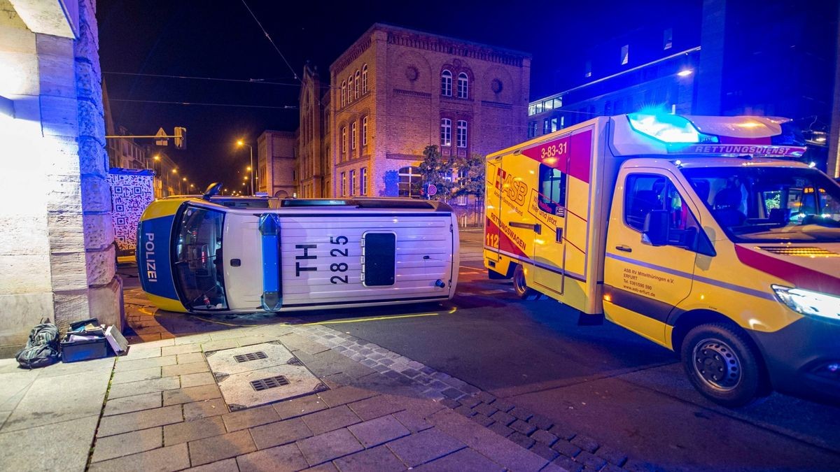 Eine Polizistin und zwei Insassen des Taxis sind zur Kontrolle ins Krankenhaus gekommen. 