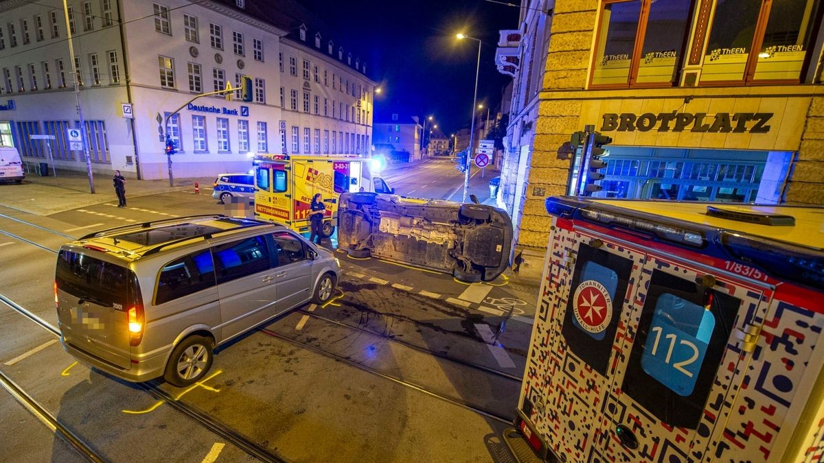 Unfall zwischen Taxi und Polizeifahrzeug in Erfurt.