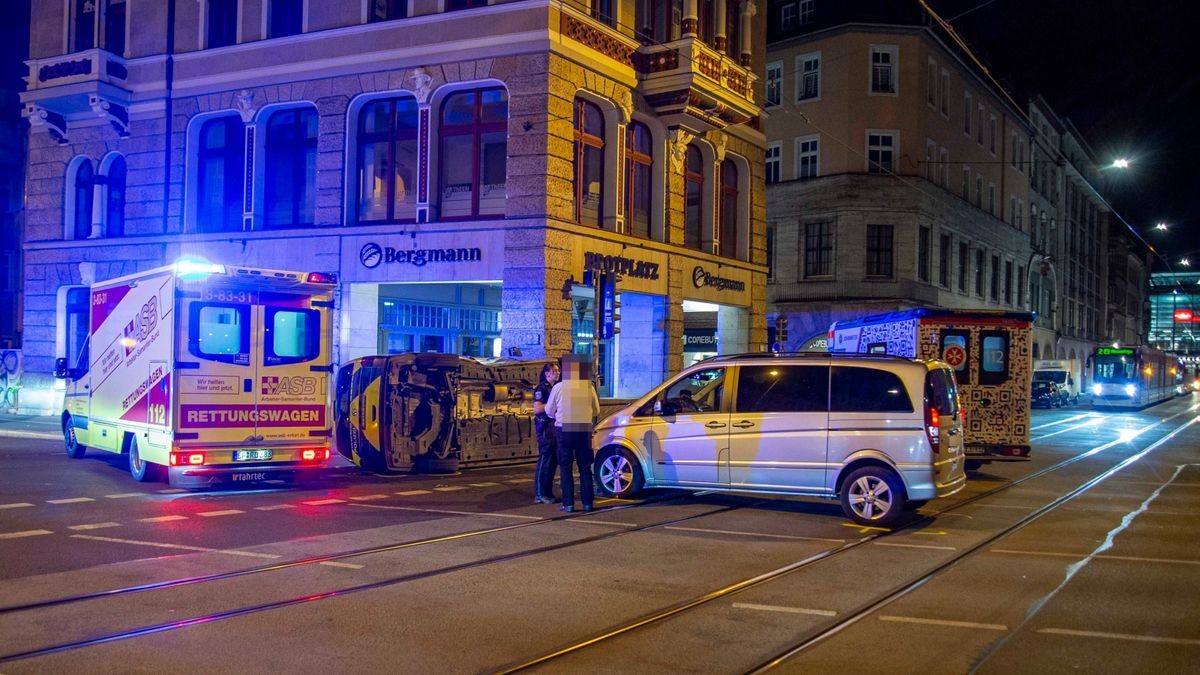 Unfall zwischen Taxi und Polizeifahrzeug in Erfurt.