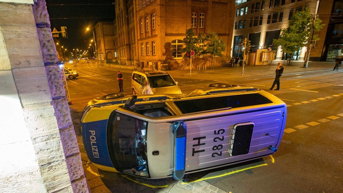 Der Polizeitransporter kippte bei dem Unfall auf die Seite.  