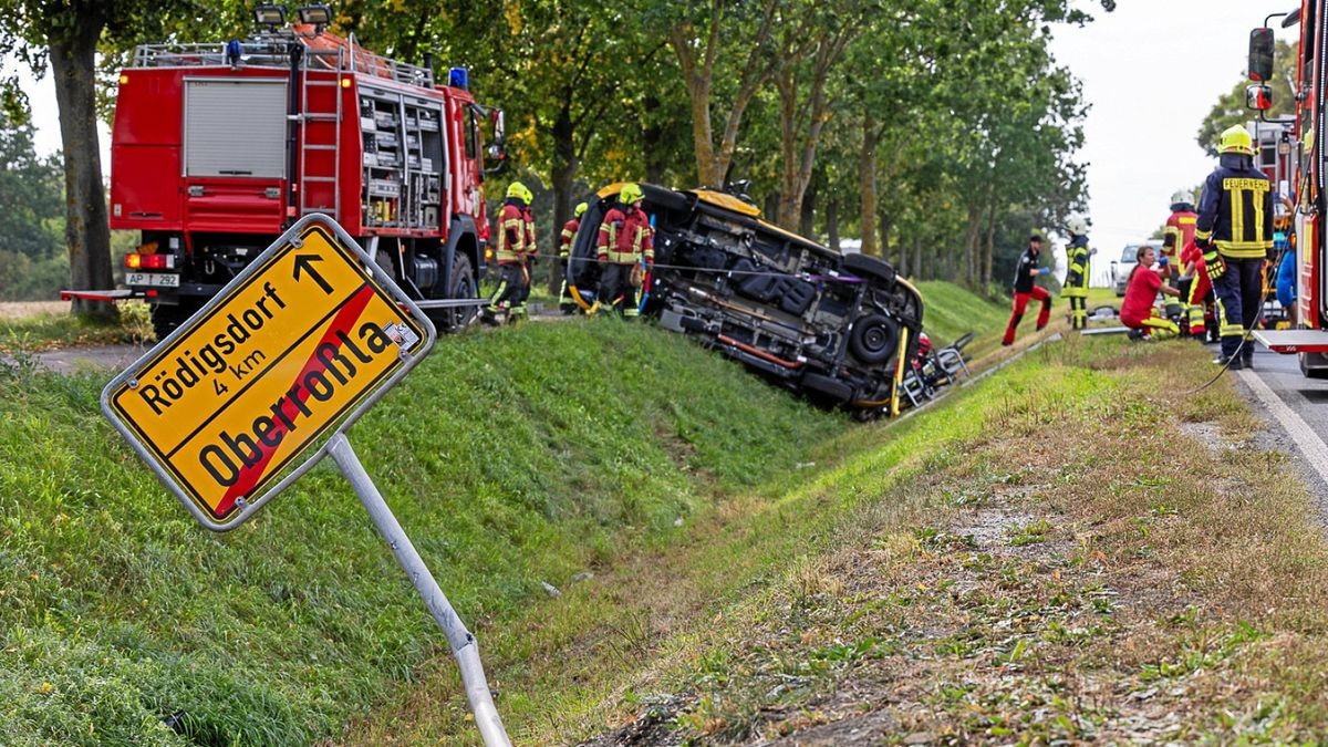 Über die linke Fahrspur kam das Auto von der Bundesstraße 87 ab und prallte dann gegen einen Baum. Die Unfallursache ist unklar. Zeugen werden gesucht.