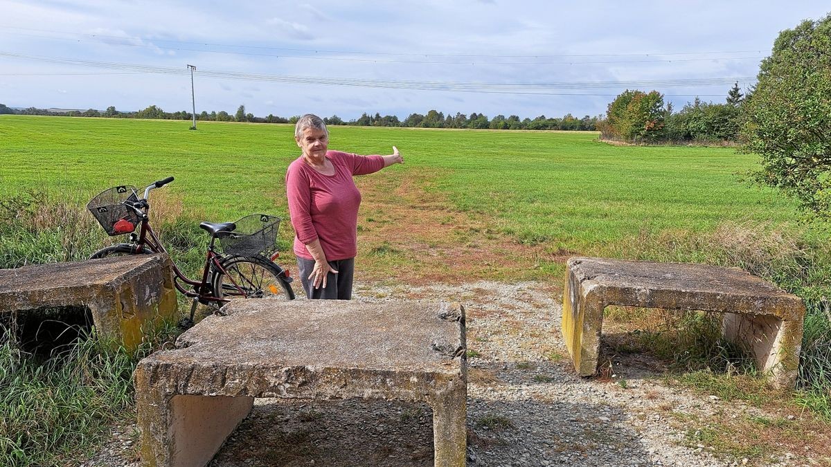 Claudia Feine zeigt die Wiese im Sömmerdaer Ried, wo sich Hundehalter mit ihren Vierbeinern treffen. In der vergangenen Woche stellten sich bei mehreren Hunden mutmaßliche Vergiftungserscheinungen ein. 