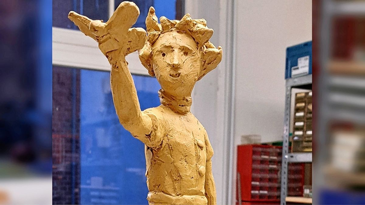 So wird die Figur des kleinen Prinzen aussehen. Der Künstler Thomas Lindner fertigte dieses Modell aus Ton als Grundlage für die große Statue an.