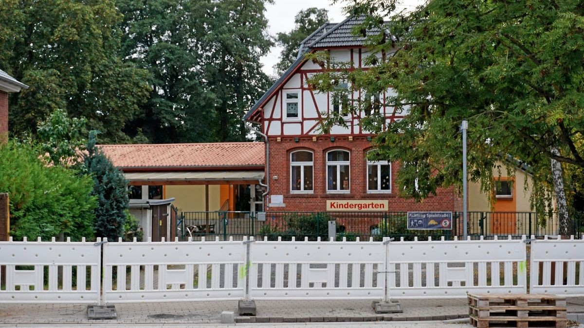 Direkt vor dem Kindergarten „Märchenhaus“ im Nordhäuser Stadtteil Krimderode wird aktuell an der B 4 gebaut.