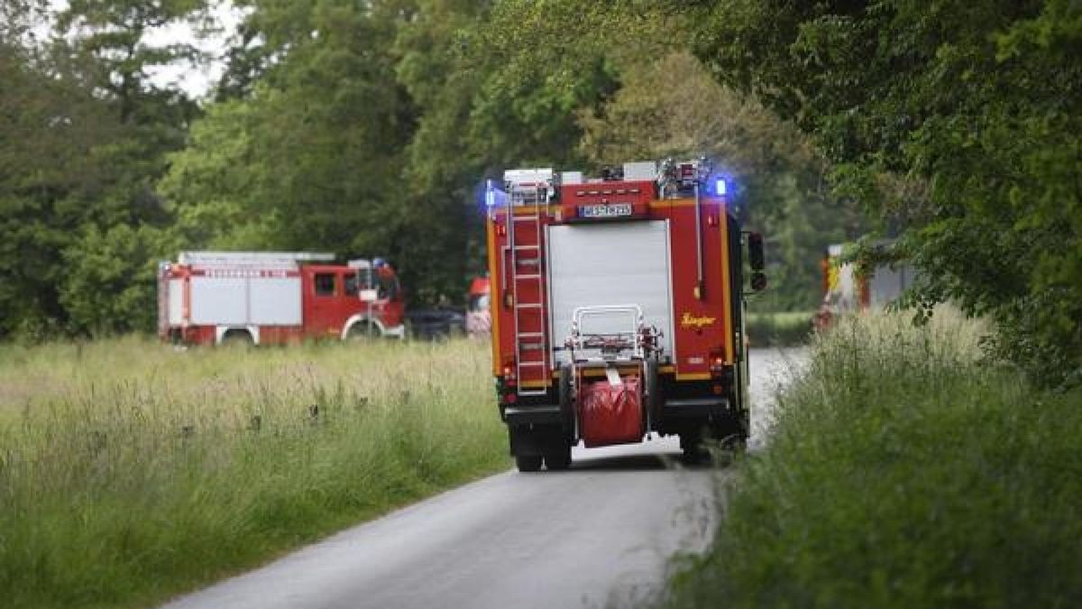 Einsatzkräfte der Feuerwehr löschten den Brand (Symbolbild).