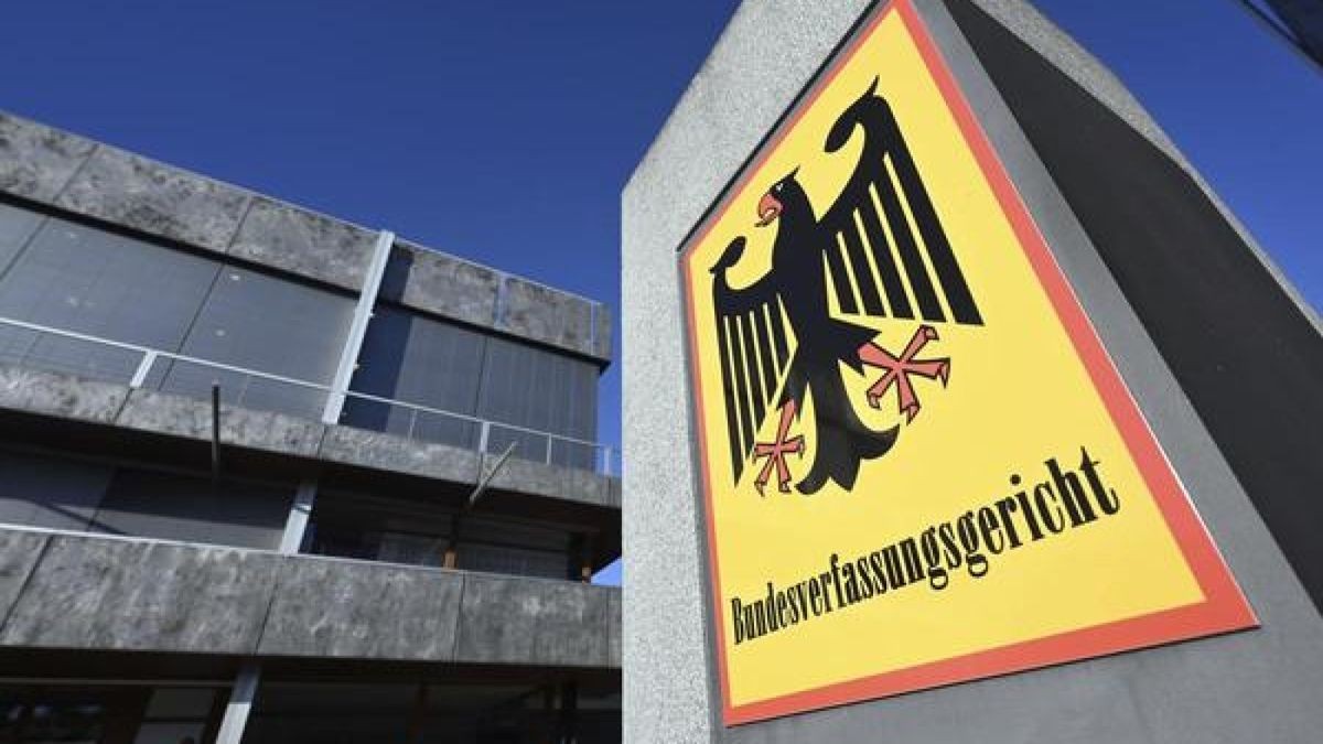 Ein Hinweisschild mit Bundesadler und dem Schriftzug Bundesverfassungsgericht, aufgenommen vor dem Gericht. (Archivbild)