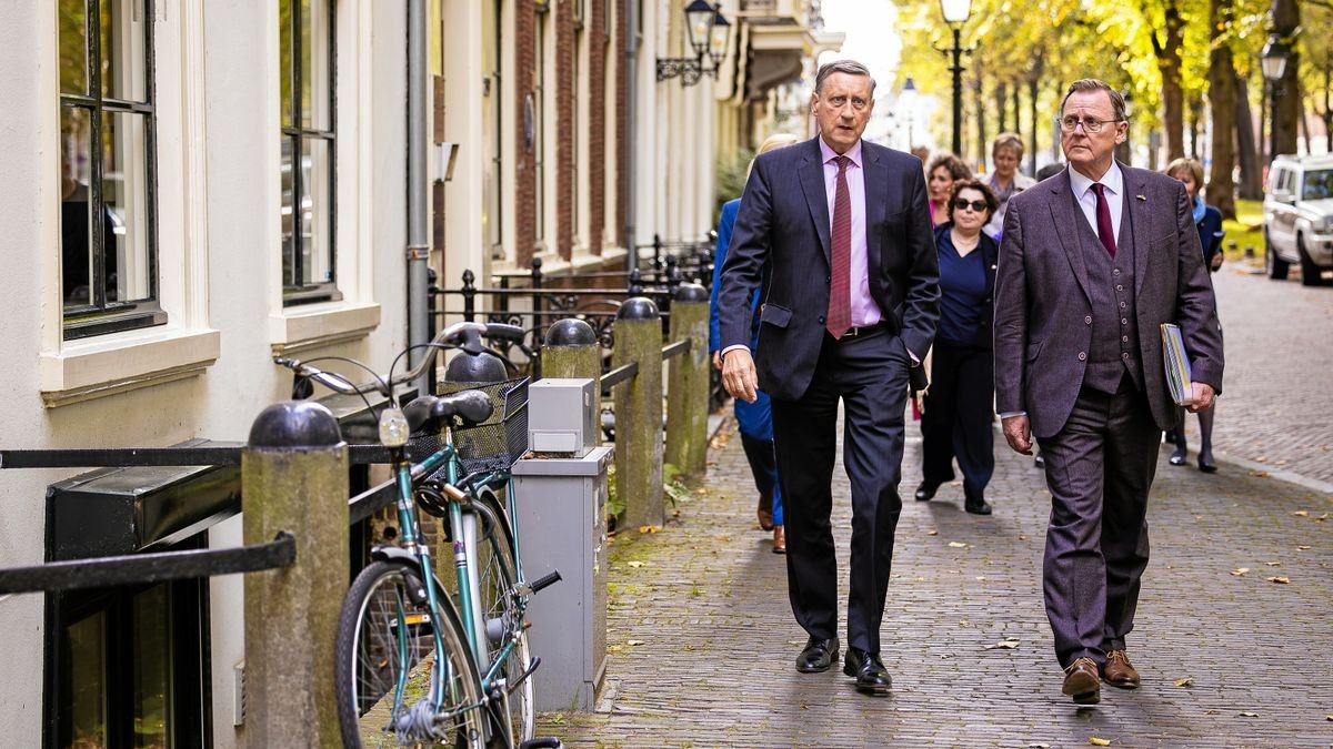 Der Thüringer Ministerpräsident Bodo Ramelow (Linke) zusammen mit dem deutschen Botschafter Cyrill Jean Nunn (links im Bild) vor dem Empfang zum Jahrestag der Deutschen Einheit 2023 in Den Haag. 