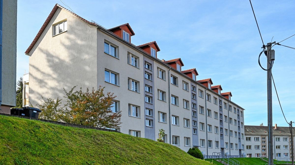 Noch fallen täglich die Sonnenstrahlen auf den von der Gasversorgung abgeklemmten Wohnblock in der Wintersteiner Straße 40-46 in Ruhla, doch die rund 50 Bewohner blicken mit Sorge auf die kalte Jahreszeit.