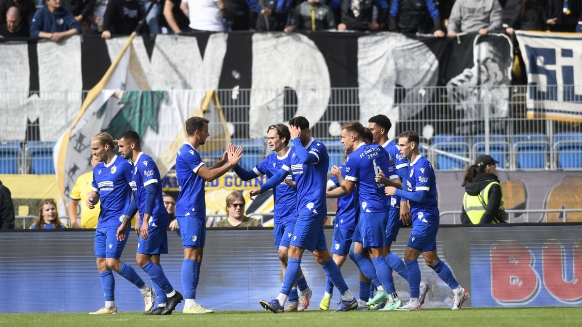 Jubel nach dem 2:1 durch Lukas Lämmel (FC Carl Zeiss Jena) gegen Hansa Rostock.