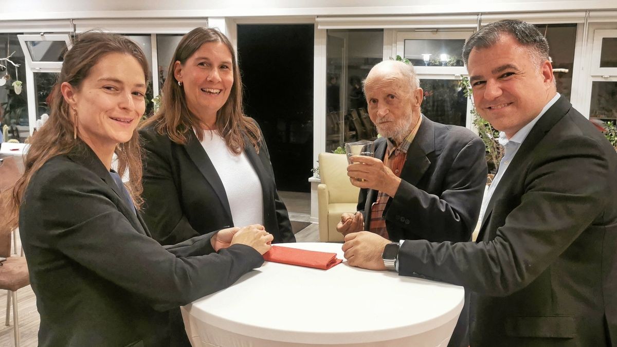 Beim SPD-Jahresempfang in Eisenach plaudern von links Bundestagsabgeordnete Tina Rudolph, Anke Waldstädt, Mitarbeitervertretung St.-Georg-Klinikum und Pfarrer a.D. Wolfgang Schenk mit dem Referenten, SPD-Bundestagabgeordneten und Gesundheitspolitiker Christos Pantazis zur Gesundheitsreform.