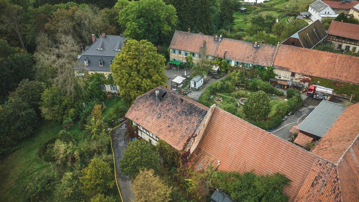 Am Samstagnachmittag ist auf dem Rittergut in der Gemeinde Endschütz (Landkreis Greiz) ein Feuer ausgebrochen.