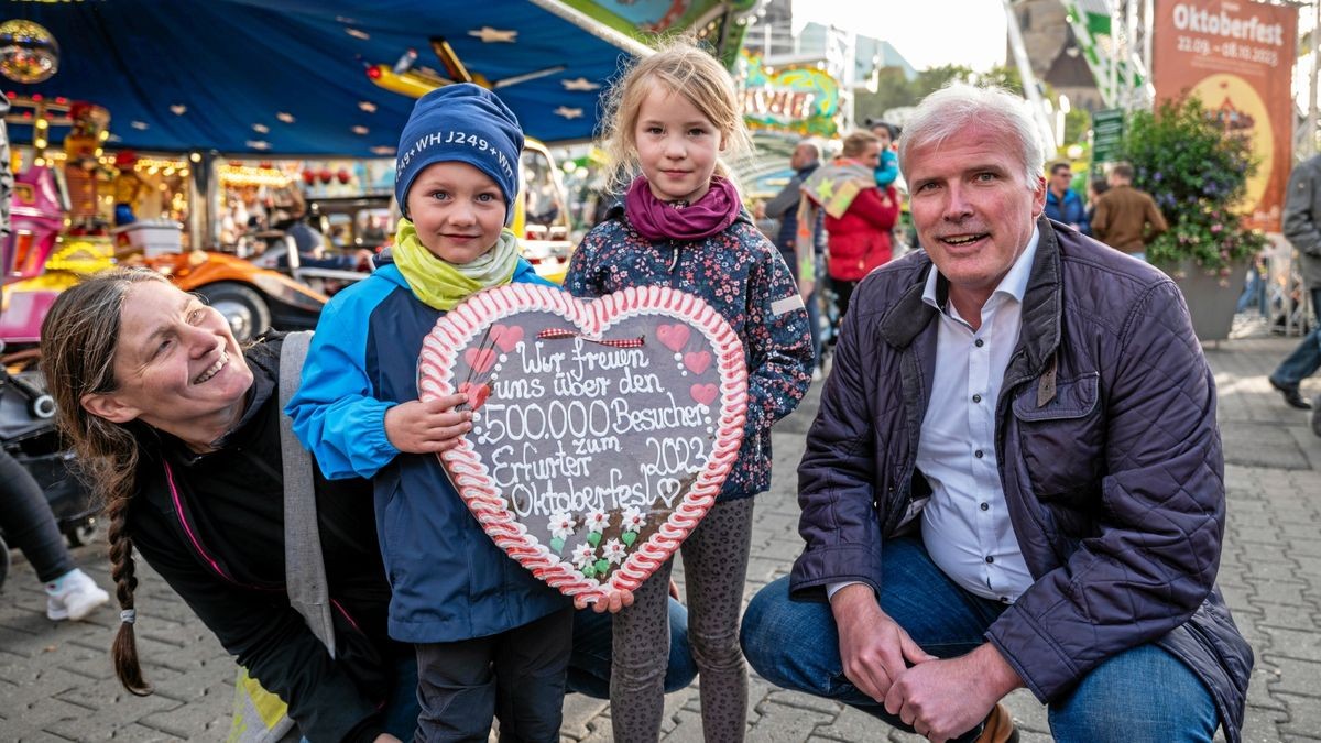 Samuel und Amelie sind die großen Gewinner des Oktoberfestes. Die beiden und Amelies Mama Stefanie wurden stellvertretend für den Rekordgast Sven Mohring von Oberbürgermeister Andreas Bausewein mit einen Lebkuchenherz und Freikarten belohnt.