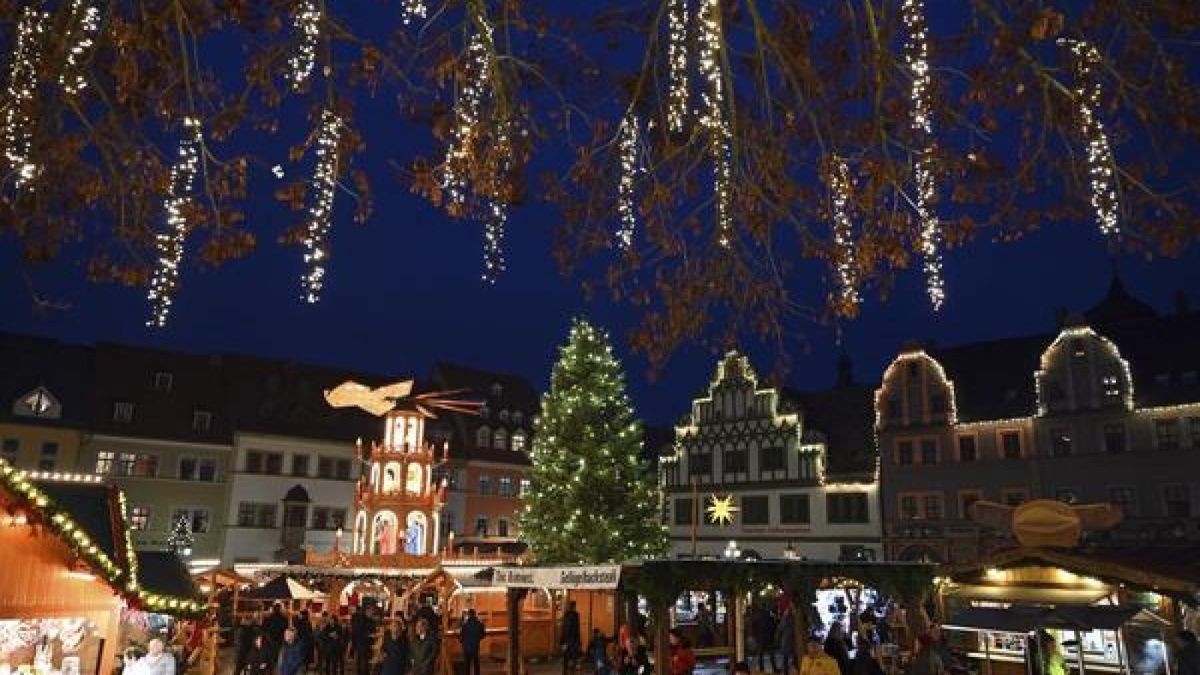 Weimar: Die Lichter leuchten Ende November 2022 auf dem Weimarer Weihnachtsmarkt auf dem Marktplatz. (Archivbild)