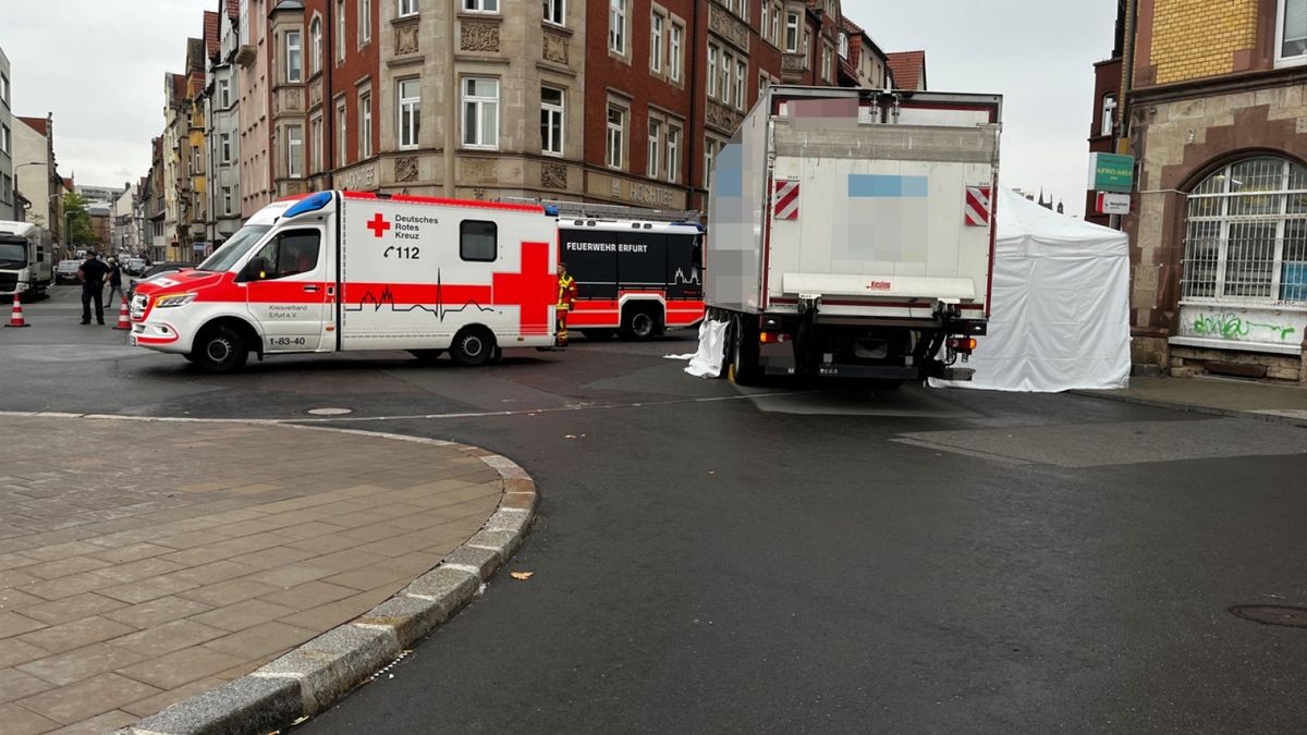 Tödlich endete die Kollision zwischen einem Lkw und einer Radfahrerin in der Trommsdorffstraße Ecke Schmidtstedter Straße in Erfurt.