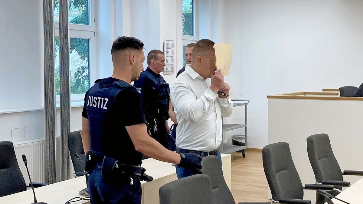 Revisionsverfahren Christian B. am Landgericht Erfurt. Die Anklage wirft ihm vor, im April 2021 einen 17-jährigen Jugendlichen aus Syrien in einer Erfurter Straßenbahn rassistisch beleidigt und mit Tritten und Schlägen misshandelt zu haben. 