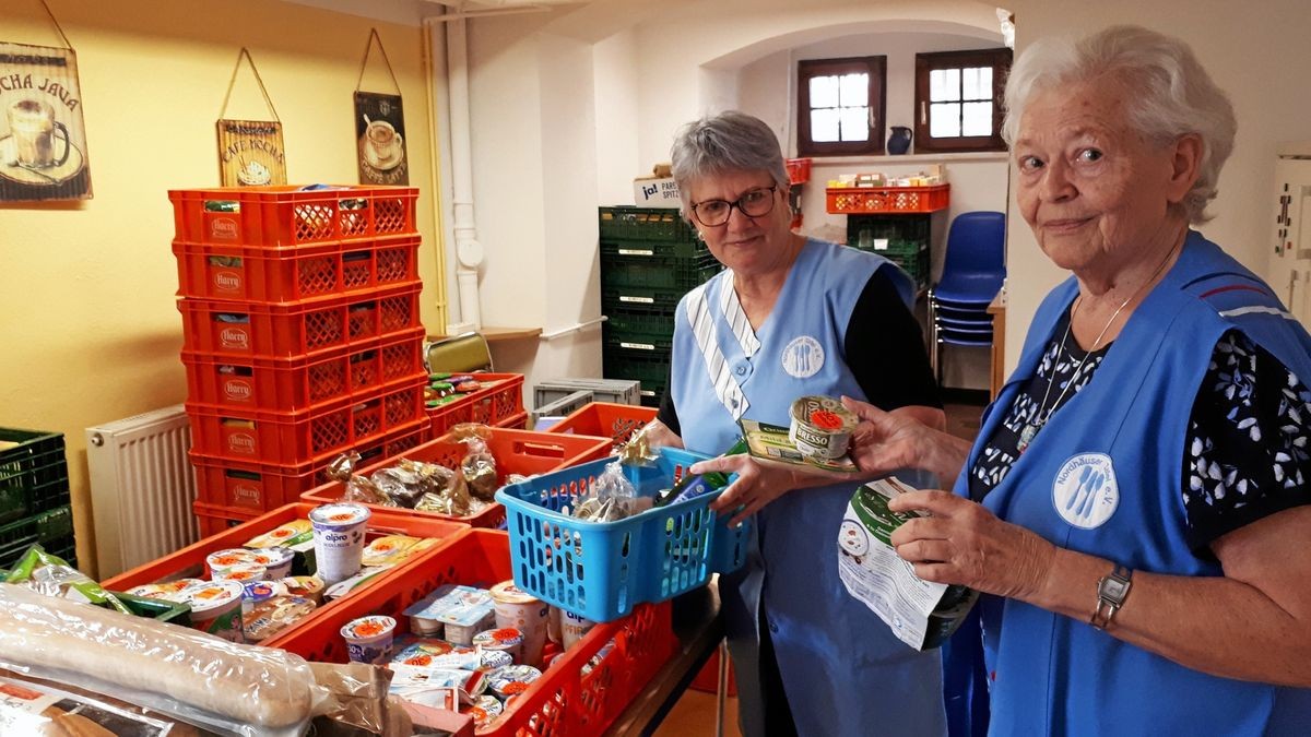 Elke Loeffen (links) arbeitet bereits seit mehreren Jahren bei der Tafel in der Grimmelallee. Sie gehört zu den 14 Mitarbeitern, auf die sich Chefin Helga Rathnau stets verlassen kann.