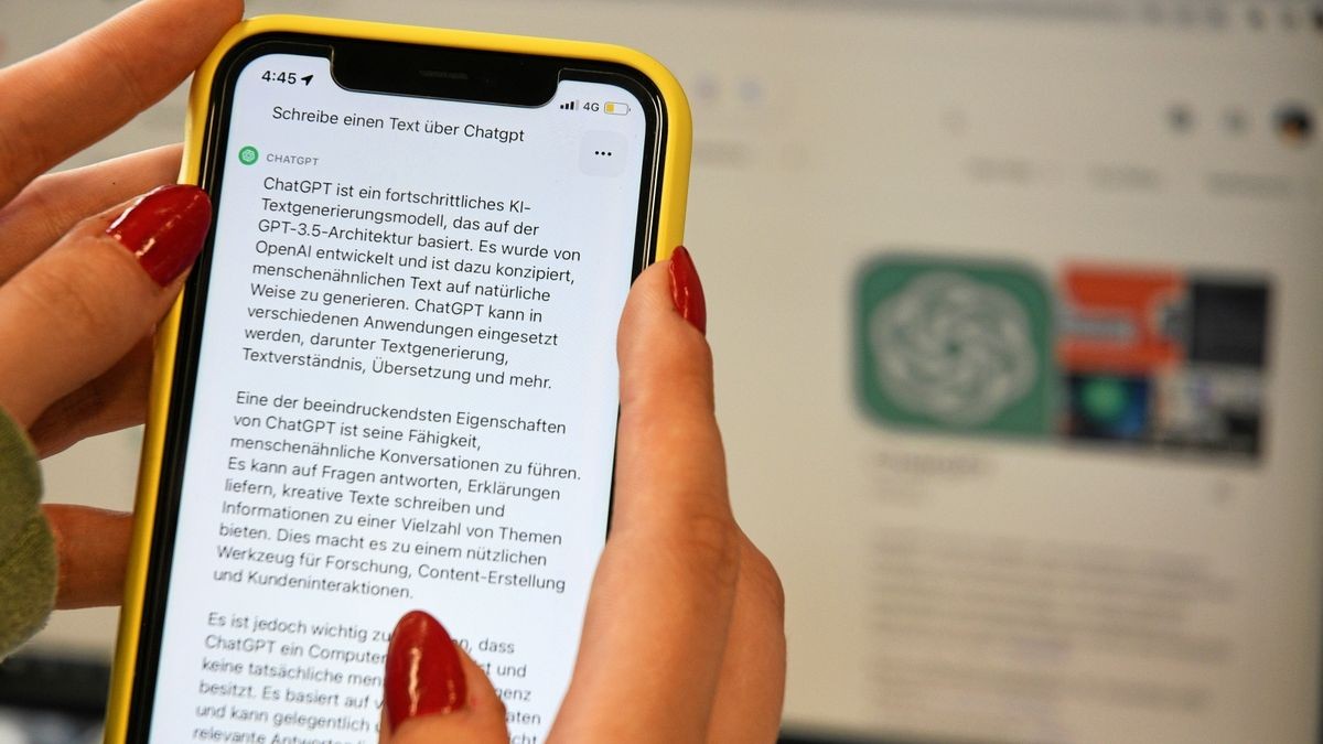 Eine Schülerin tippt auf ihrem Handy eine Aufgabe an das KI-Programm ChatGPT: Was ist ChatGPT?