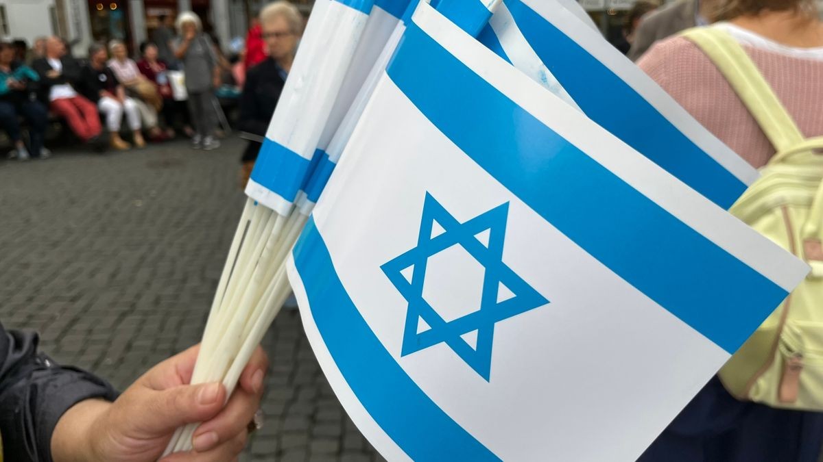 Mehrere Hundert Menschen kamen zu einer Kundgebung für die Solidarität zu Israel am Mittwochabend auf dem Erfurter Fischmarkt zusammen.