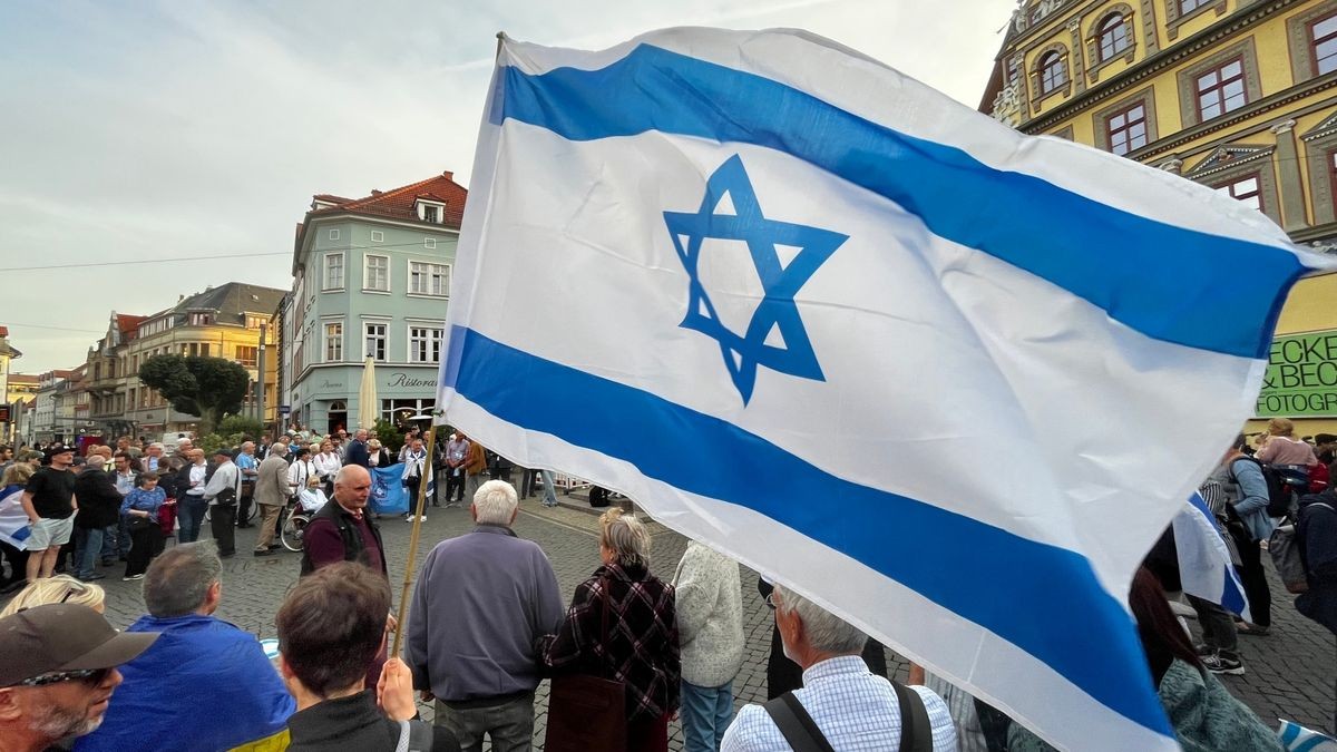 Mehrere Hundert Menschen kamen zu einer Kundgebung für die Solidarität zu Israel am Mittwochabend auf dem Erfurter Fischmarkt zusammen.