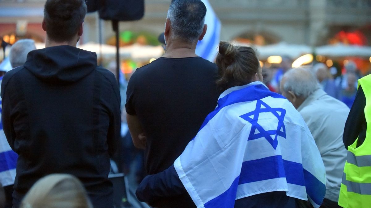 Mehrere Hundert Menschen kamen zu einer Kundgebung für die Solidarität zu Israel am Mittwochabend auf dem Erfurter Fischmarkt zusammen.