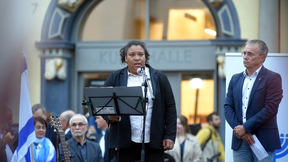 Mehrere Hundert Menschen kamen zu einer Kundgebung für die Solidarität zu Israel am Mittwochabend auf dem Erfurter Fischmarkt zusammen.