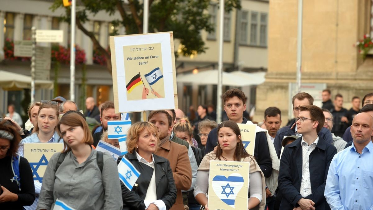 Mehrere Hundert Menschen kamen zu einer Kundgebung für die Solidarität zu Israel am Mittwochabend auf dem Erfurter Fischmarkt zusammen.