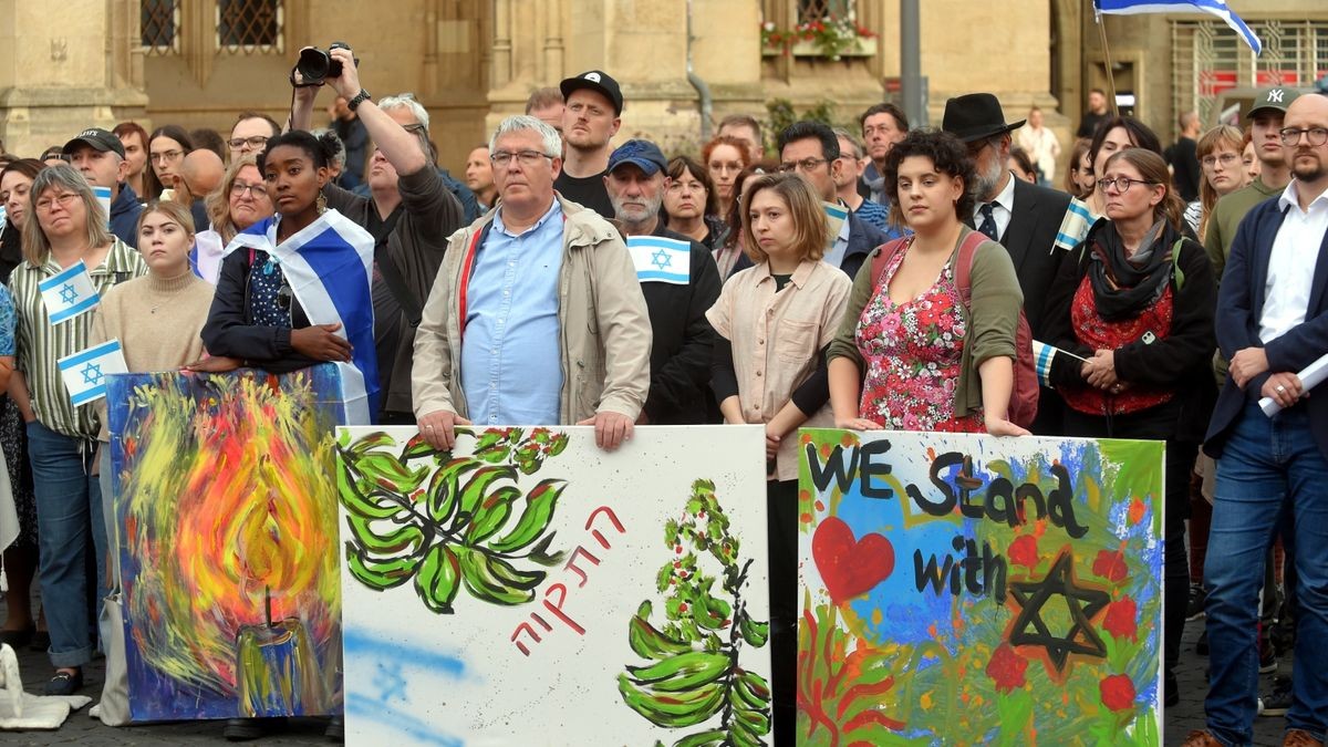 Mehrere Hundert Menschen kamen zu einer Kundgebung für die Solidarität zu Israel am Mittwochabend auf dem Erfurter Fischmarkt zusammen.