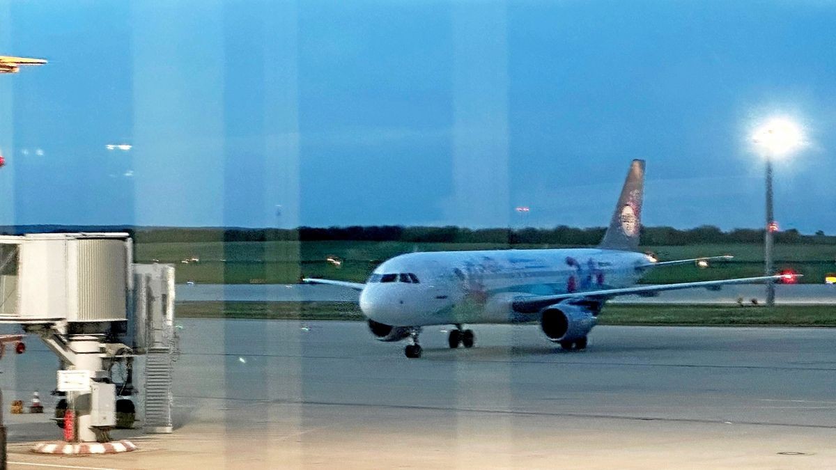 Gegen 18.55 Uhr ist am Mittwochabend eine Maschine der Sundair aus Aqaba in Jordanien kommend auf dem Flughafen Erfurt gelandet. An Bord 180 Thüringer, unter Ihnen auch eine Reisegruppe, die sich am Samstag zu Beginn des Angriffs der Hamas auf Israel, in Jerusalem aufgehalten hatte. 