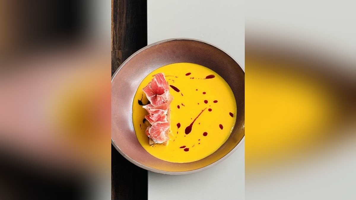 Rezept der Woche: Hokkaidokürbis-Süppchen mit Roggenbrot und Schinken