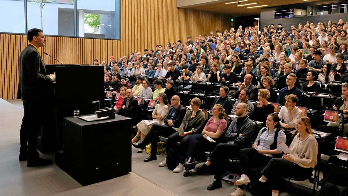 Peter Benz, Präsident der Bauhaus-Uni, begrüßt die neuen Studierenden im Audimax in Weimar.