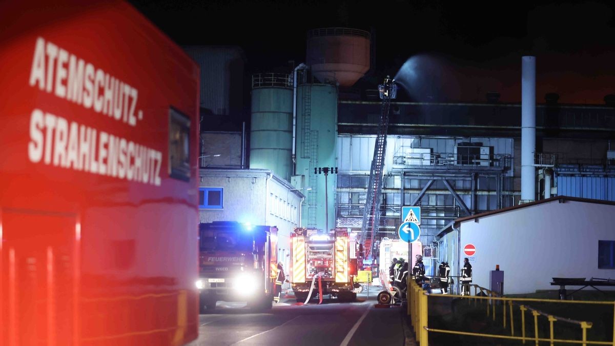 Feuerwehren aus dem gesamten Landkreis Saale-Holzland und Greiz waren über Stunden im Brandeinsatz.