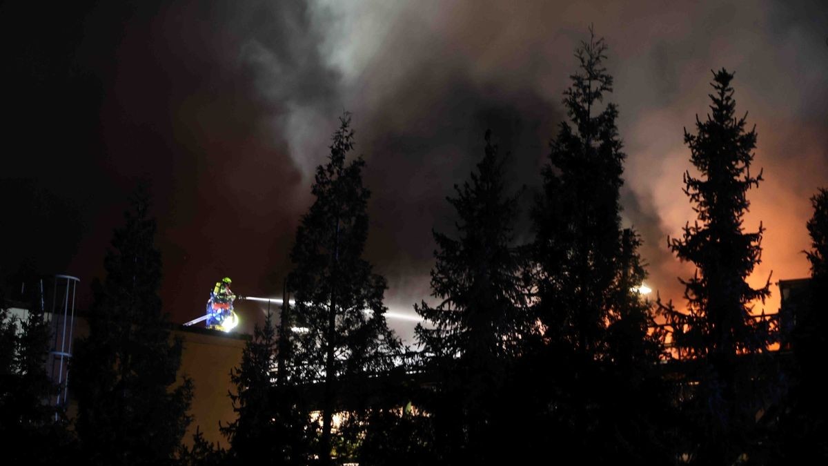 Feuerwehren aus dem gesamten Landkreis Saale-Holzland und Greiz waren über Stunden im Brandeinsatz.